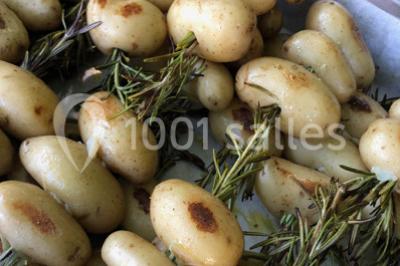 Assortiment de verrines sucrées avec mousse, caramel, mangue et chantilly, disposées sur un plateau noir.