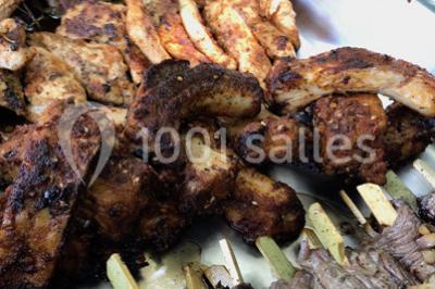 Assortiment de verrines sucrées avec mousse, caramel, mangue et chantilly, disposées sur un plateau noir.