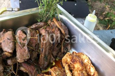 Assortiment de verrines sucrées avec mousse, caramel, mangue et chantilly, disposées sur un plateau noir.