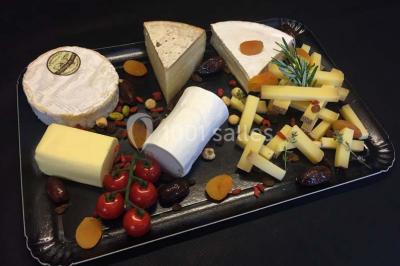 Assortiment de verrines sucrées avec mousse, caramel, mangue et chantilly, disposées sur un plateau noir.