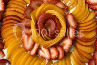 Assortiment de verrines sucrées avec mousse, caramel, mangue et chantilly, disposées sur un plateau noir.