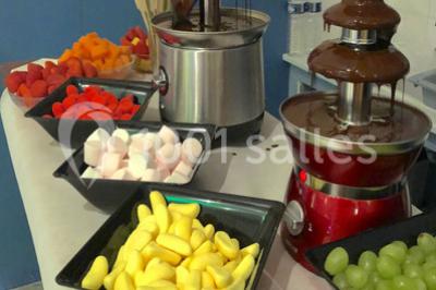 Assortiment de verrines sucrées avec mousse, caramel, mangue et chantilly, disposées sur un plateau noir.