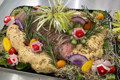 Trois salades colorées présentées dans des bols noirs, composées de légumes variés et décorées de radis sculptés.