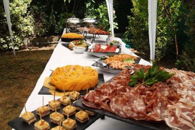 Fontaines de chocolat entourées de fruits frais, guimauves et brochettes sur une table de buffet.