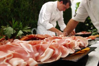 Fontaines de chocolat entourées de fruits frais, guimauves et brochettes sur une table de buffet.