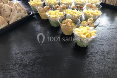 Fontaines de chocolat entourées de fruits frais, guimauves et brochettes sur une table de buffet.