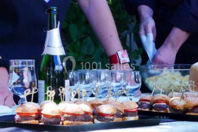 Fontaines de chocolat entourées de fruits frais, guimauves et brochettes sur une table de buffet.