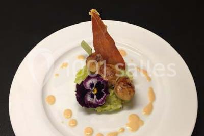 Fontaines de chocolat entourées de fruits frais, guimauves et brochettes sur une table de buffet.
