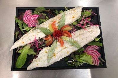 Fontaines de chocolat entourées de fruits frais, guimauves et brochettes sur une table de buffet.