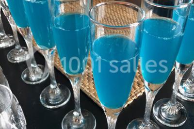 Fontaines de chocolat entourées de fruits frais, guimauves et brochettes sur une table de buffet.