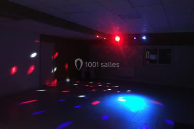 Chaise en bois marquée ’Gîte de la Barre’ dans un jardin verdoyant près d'une maison en pierre et crépi.