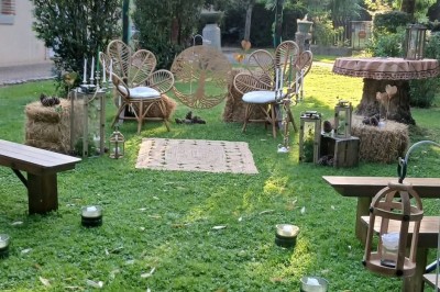 Miniature Location salle Montjean (Mayenne) - La Barre #63 Chaise en bois marquée ’Gîte de la Barre’ dans un jardin verdoyant près d'une maison en pierre et crépi.