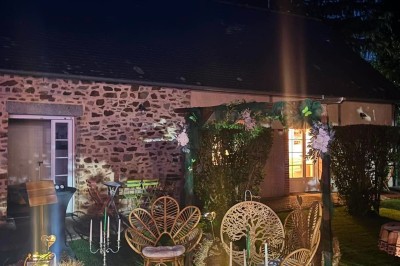 Miniature Location salle Montjean (Mayenne) - La Barre #8 Chaise en bois marquée ’Gîte de la Barre’ dans un jardin verdoyant près d'une maison en pierre et crépi.