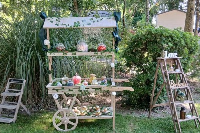 Miniature Location salle Montjean (Mayenne) - La Barre #56 Chaise en bois marquée ’Gîte de la Barre’ dans un jardin verdoyant près d'une maison en pierre et crépi.
