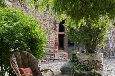Salle de réception décorée avec des tables dressées, nappes blanches, chaises ajourées et compositions florales.