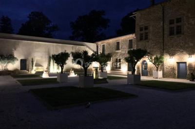 Des projecteurs diffusent des faisceaux lumineux dans une pièce sombre, créant un effet de lumière dramatique.