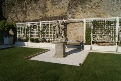 Des projecteurs diffusent des faisceaux lumineux dans une pièce sombre, créant un effet de lumière dramatique.