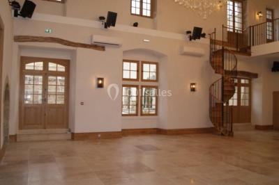 Des projecteurs diffusent des faisceaux lumineux dans une pièce sombre, créant un effet de lumière dramatique.