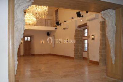 Des projecteurs diffusent des faisceaux lumineux dans une pièce sombre, créant un effet de lumière dramatique.