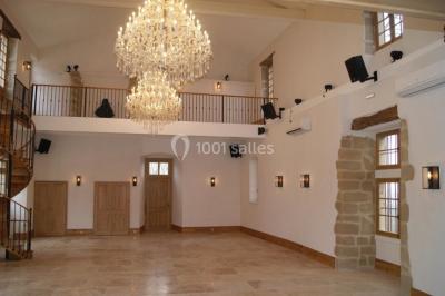 Des projecteurs diffusent des faisceaux lumineux dans une pièce sombre, créant un effet de lumière dramatique.