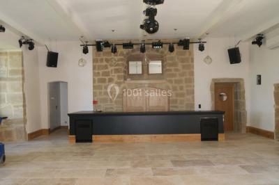 Des projecteurs diffusent des faisceaux lumineux dans une pièce sombre, créant un effet de lumière dramatique.