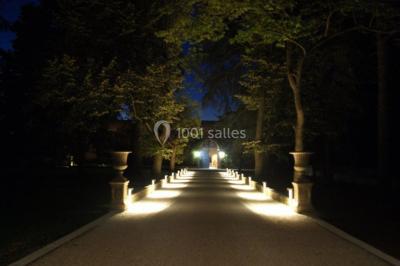 Des projecteurs diffusent des faisceaux lumineux dans une pièce sombre, créant un effet de lumière dramatique.
