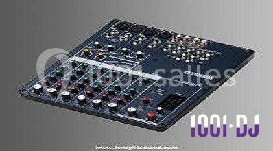 Salle décorée avec table dressée, matériel de sonorisation et panneau promotionnel pour des événements festifs.