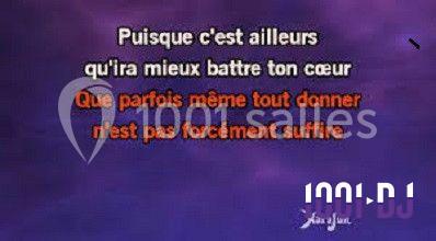 Un groupe de personnes chante au karaoké dans un bar éclairé par des lumières colorées.