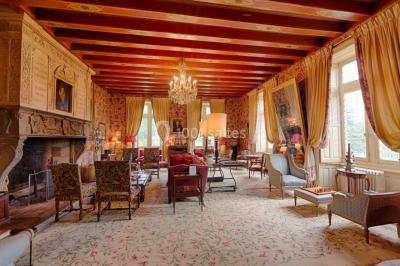 Un stand culinaire en plein air avec des chefs préparant des plats, entouré de fleurs et d'une structure en bois.