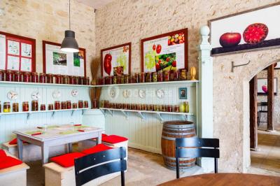 Un stand culinaire en plein air avec des chefs préparant des plats, entouré de fleurs et d'une structure en bois.