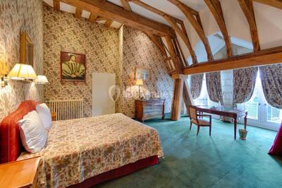 Un stand culinaire en plein air avec des chefs préparant des plats, entouré de fleurs et d'une structure en bois.