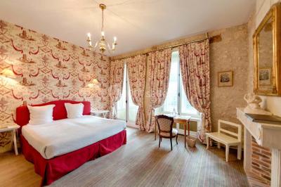 Un stand culinaire en plein air avec des chefs préparant des plats, entouré de fleurs et d'une structure en bois.