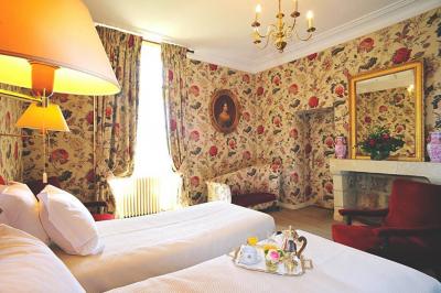 Un stand culinaire en plein air avec des chefs préparant des plats, entouré de fleurs et d'une structure en bois.