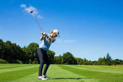 Salle de réunion lumineuse avec poutres apparentes, tables en U dressées avec verres et chaises bleues.