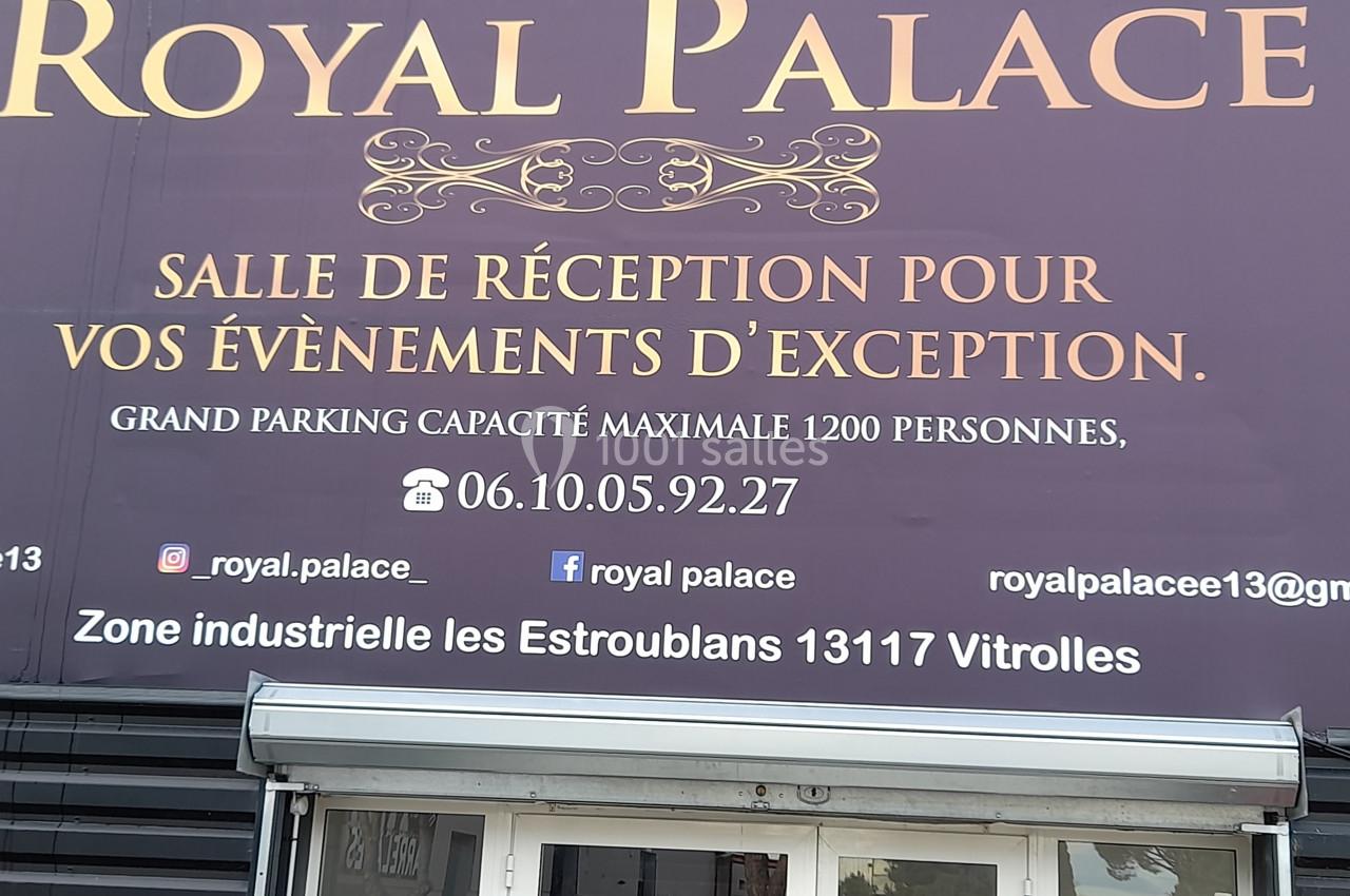 Façade d'une salle de réception avec enseigne indiquant le nom, la capacité et les coordonnées de contact.