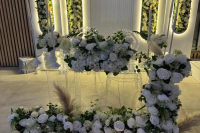 Façade d'une salle de réception avec enseigne indiquant le nom, la capacité et les coordonnées de contact.