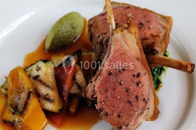 Gâteau de mariage décoré avec des choux, des fleurs en sucre et des cierges magiques allumés.