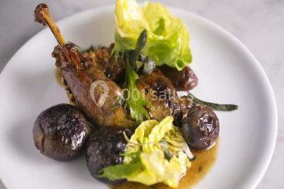 Gâteau de mariage décoré avec des choux, des fleurs en sucre et des cierges magiques allumés.