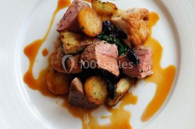 Gâteau de mariage décoré avec des choux, des fleurs en sucre et des cierges magiques allumés.