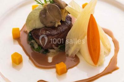 Gâteau de mariage décoré avec des choux, des fleurs en sucre et des cierges magiques allumés.