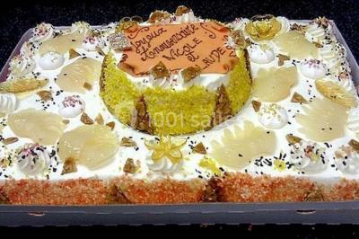 Gâteau de mariage décoré avec des choux, des fleurs en sucre et des cierges magiques allumés.