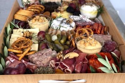 Gâteau de mariage décoré avec des choux, des fleurs en sucre et des cierges magiques allumés.