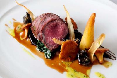 Gâteau de mariage décoré avec des choux, des fleurs en sucre et des cierges magiques allumés.