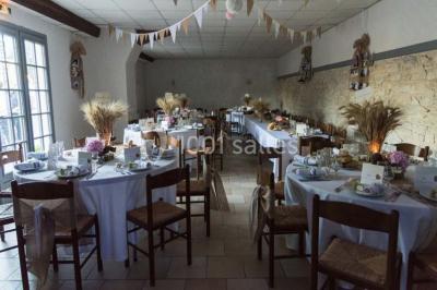 Gâteau de mariage décoré avec des choux, des fleurs en sucre et des cierges magiques allumés.