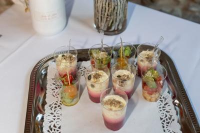 Gâteau de mariage décoré avec des choux, des fleurs en sucre et des cierges magiques allumés.
