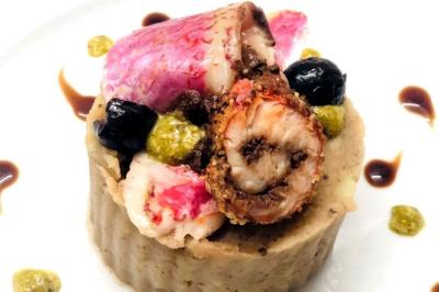 Gâteau de mariage décoré avec des choux, des fleurs en sucre et des cierges magiques allumés.