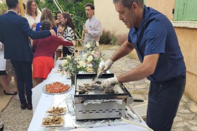 Gâteau de mariage décoré avec des choux, des fleurs en sucre et des cierges magiques allumés.