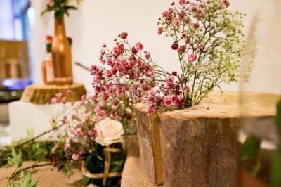 Assortiment de bouchées gastronomiques sur une planche en bois, incluant tartes aux légumes et poissons garnis.