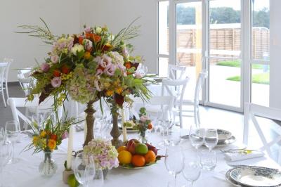 Assortiment de bouchées gastronomiques sur une planche en bois, incluant tartes aux légumes et poissons garnis.