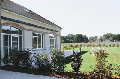 Assortiment de bouchées gastronomiques sur une planche en bois, incluant tartes aux légumes et poissons garnis.